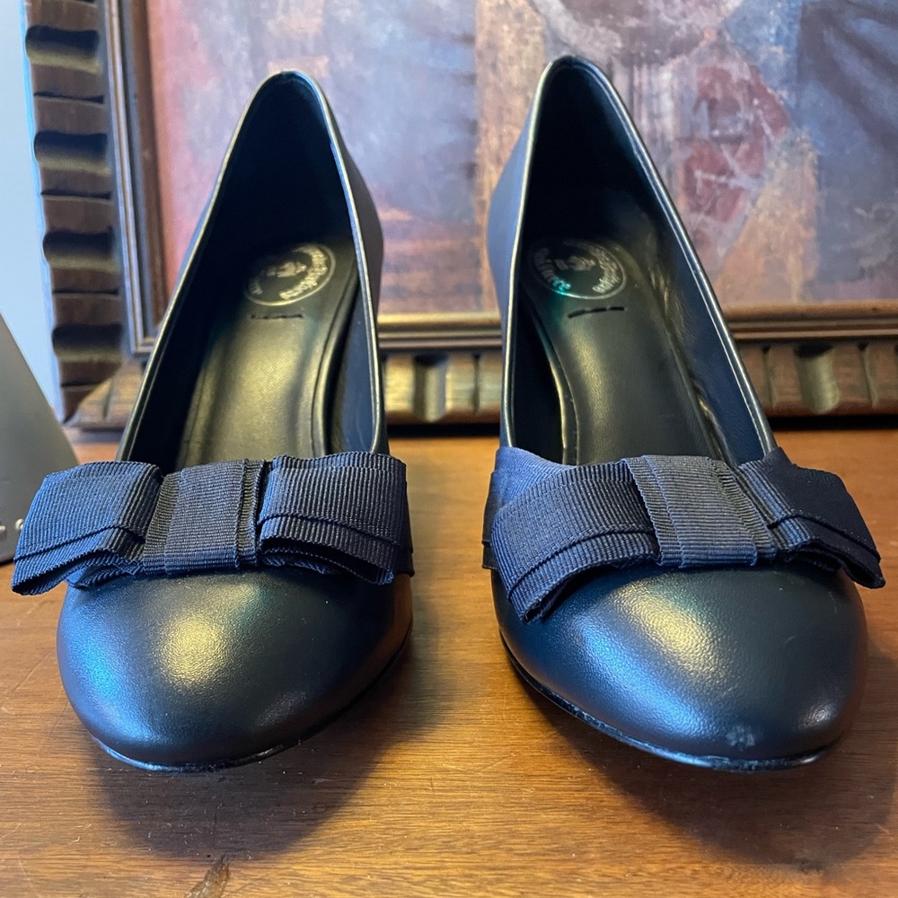 Brooks Brothers Red Fleece Navy Pump Heels - Picture 3 of 9